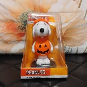 Peanuts Snoopy Pumpkin Solar Bobblehead in Orange